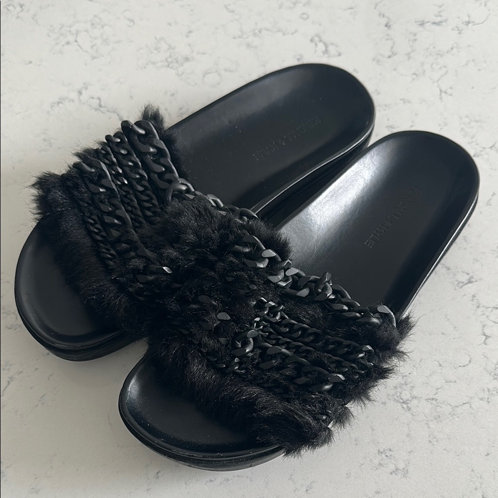 Kendall & Kylie Black Faux fur Slippers Modern Casual